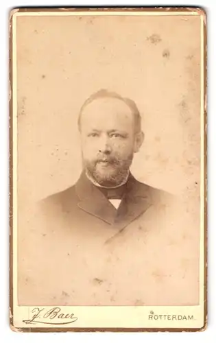 Fotografie J. Baer, Rotterdam, Schiedamsche Singel 55, Portrait Herr mit Halbglatze & Vollbart