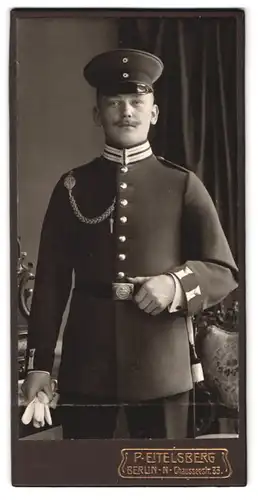 Fotografie P. Eitelsberg, Berlin, Chausseestr. 33, Gardesoldat in Uniform mit Bajonett & Schützenschnur