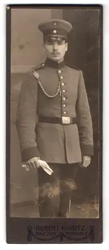 Fotografie Robert Kubitz, Bautzen, Postplatz 2, Soldat in Uniform mit Schulterstück Rgt. 102 & Schützenschnur