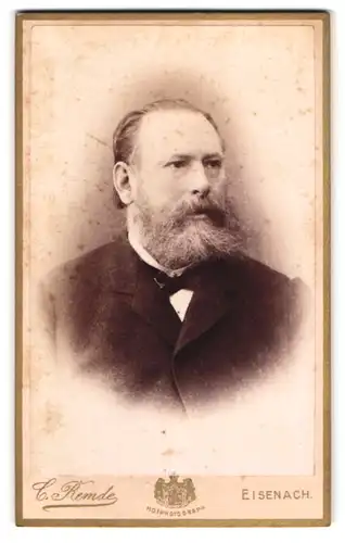 Fotografie Carl Remde, Eisenach, Frauenberg 31, Portrait betagter Herr mit Vollbart