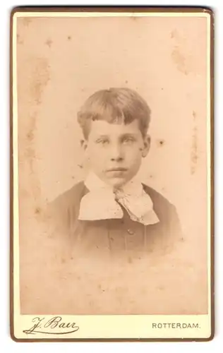 Fotografie J. Baer, Rotterdam, Schiedamsche Singel 55, Portrait Knabe mit Halstuch