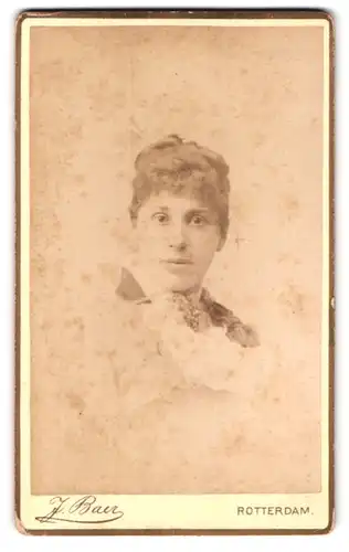 Fotografie J. Baer, Rotterdam, Schiedamsche Singel 55, Portrait Dame mit Kragenbrosche