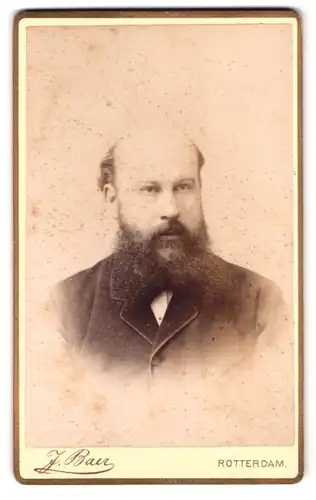 Fotografie J. Baer, Rotterdam, Schiedamsche Singel 55, Portrait Herr mit Vollbart und Halbglatze