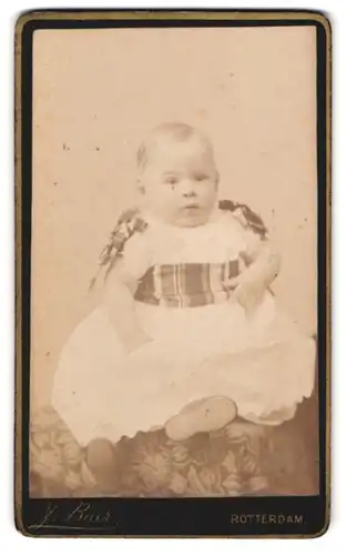 Fotografie J. Baer, Rotterdam, Schiedamsche Singel 55, Baby im Taufkleid