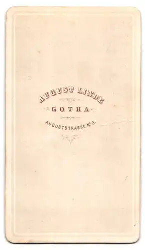 Fotografie August Linde, Gotha, Edeldame trägt gepunktetes Biedermeierkleid