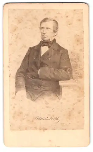 Fotografie Fotograf und Ort unbekannt, Portrait Edelmann in Napoleon Pose