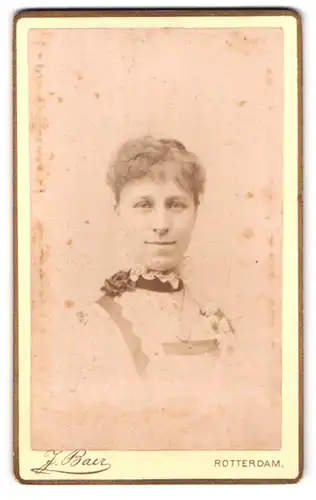 Fotografie J. Baer, Rotterdam, Schiedamsche Singel 55, Portrait junge Dame mit Halskette & Anhänger