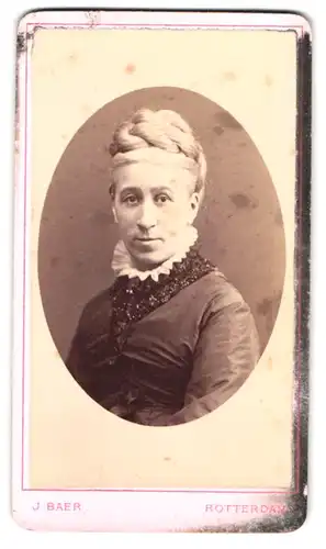 Fotografie J. Baer, Rotterdam, Schiedamschen Singel 55, Portrait Hausfrau mit langen geflochtenem Haar