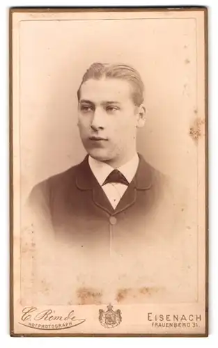 Fotografie Carl Remde, Eisenach, Frauenberg 31, Portrait junger Mann im Anzug