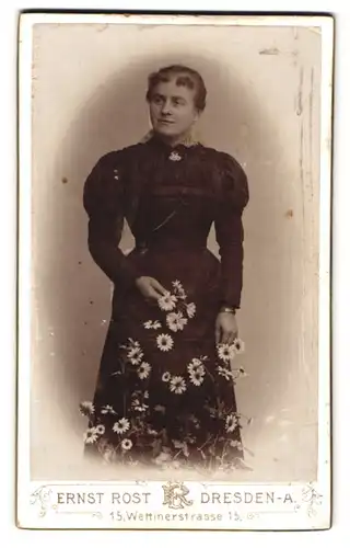 Fotografie Ernst Rost, Dresden, Wettinerstr. 15, Hausfrau im schwarzen Kleid vor Blumenkübel