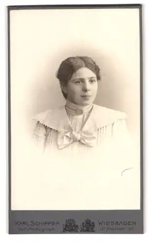 Fotografie Karl Schipper, Wiesbaden, Rheinstr. 31, Portrait junge Brünette Frau im weissen kleid