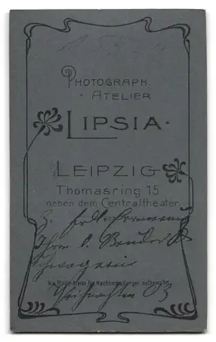 Fotografie Atelier Lipsia, Leipzig, Thomsring 15, Portrait Dame trägt elegantes weisses Kleid