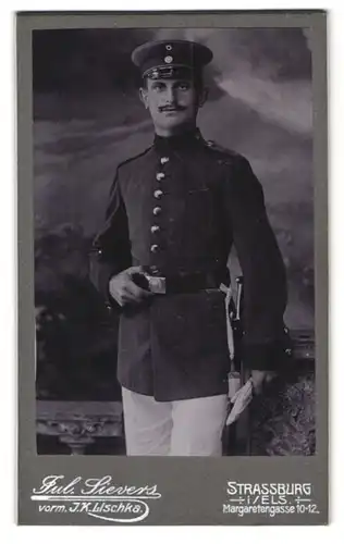 Fotografie Jul. Sievers, Strassburg / Elsass, Margaretengasse 10-12, Soldat in Uniform mit Bajonett & Portepee