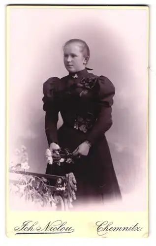 Fotografie Joh. Niclou, Chemnitz, Königstr. 5, Mädchen mit Blumen im schwarzen kleid