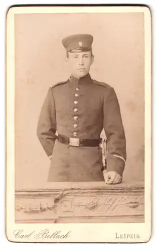 Fotografie Carl Bellach, Leipzig, Gellertstr. 12, junger Soldat in Uniform mit Schirmmütze