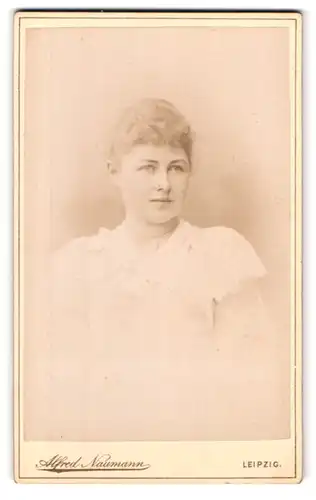 Fotografie Alfred Naumann, Leipzig, Dorotheenstrasse, Portrait junge hübsche Dame im weissen Kleid