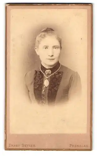 Fotografie Ernst Seyser, Prenzlau, Königstr. 159, Portrait junge Dame mit Hufeisen-Brosche & Halskette mit Anhänger