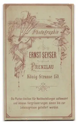 Fotografie Ernst Seyser, Prenzlau, Königstr. 159, Portrait junge Dame mit Hufeisen-Brosche & Halskette mit Anhänger