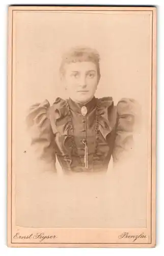 Fotografie Ernst Seyser, Prenzlau, Königstr. 159, Portrait Dame mit Kragenbrosche trägt Puffärmelkleid