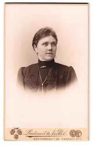 Fotografie Ludeneit & Nickel, Königsberg i. Pr., Passage 1, Portrait junge Dame im Sonntagskleid