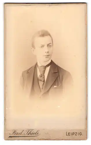 Fotografie Ferd. Thiele, Leipzig, Hospitalstr. 7, Portrait junger Mann trägt Anzug mit Krawatte