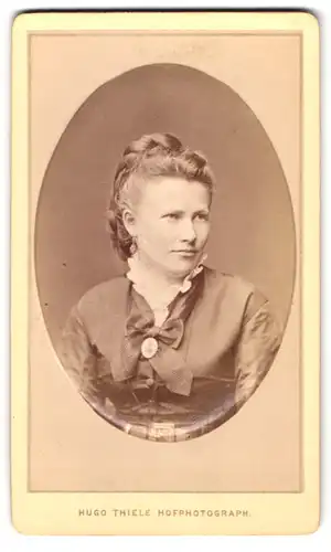 Fotografie Hugo Thiele, Teplitz, Schönau zur Harfe, Portrait hübsche Dame mit geflochtenem Haar