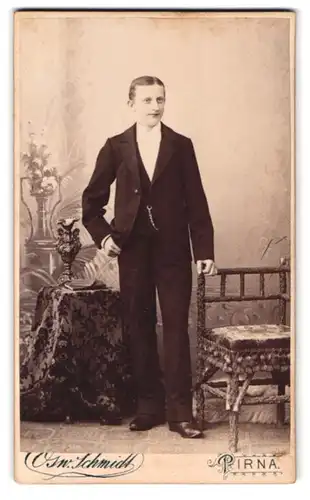 Fotografie Osw. Schmidt, Pirna, Grohmann Ecke Jackobäerstr., junger Mann im eleganten Anzug