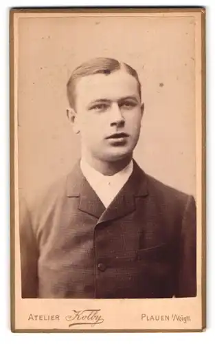 Fotografie J. F. Kolby, Plauen i /Voigtl., Reichsstrasse-Bahnhofstrasse, Portrait junger Herr im Anzug