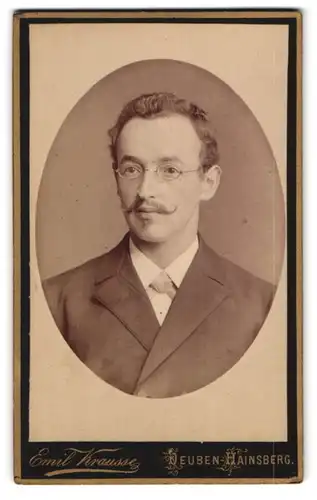 Fotografie Emil Krause, Deuben-Hainsberg, Dresdener-Strasse, Portrait eleganter Herr mit Brille und Oberlippenbart