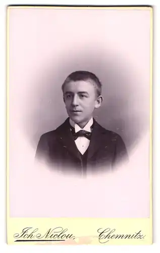 Fotografie Joh. Niclou, Chemnitz, König-Strasse 5, Portrait junger Mann im Anzug mit Fliege