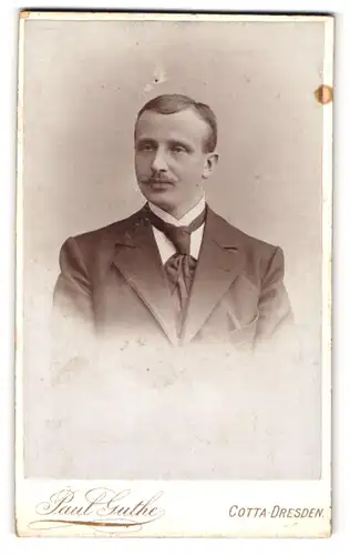 Fotografie Paul Guthe, Dresden-Cotta, Heinrichstrasse 2, Portrait eleganter Herr mit Oberlippenbart