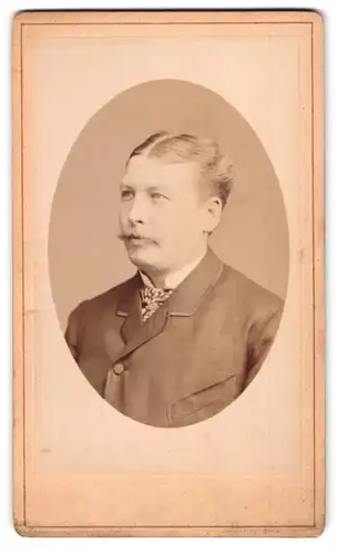 Fotografie L. Belitski, Nordhausen, Portrait junger Herr im Anzug mit Oberlippenbart