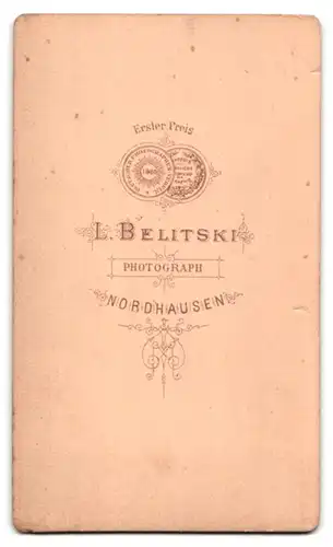 Fotografie L. Belitski, Nordhausen, Portrait junger Herr im Anzug mit Oberlippenbart