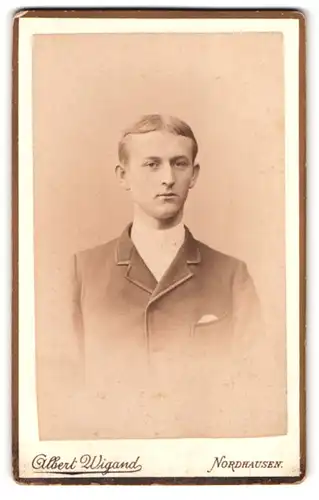 Fotografie Albert Wigand, Nordhausen, Morgenröte 13, Portrait junger Herr in modischer Kleidung