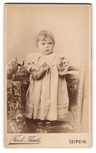 Fotografie Ferd. Thiele, Leipzig, Hospital-Strasse 7, Portrait kleines Mädchen im Kleid mit einem Spielzeughasen