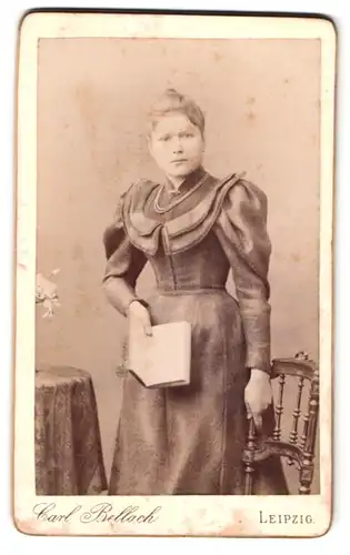 Fotografie Carl Bellach, Leipzig, Gellert-Strasse 12, Portrait junge Dame im Kleid mit Buch in der Hand