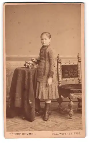 Fotografie Robert Hummel, Leipzig-Plagwitz, Zschocherschestrasse 7 a u. b, Portrait modisch gekleidetes Mädchen