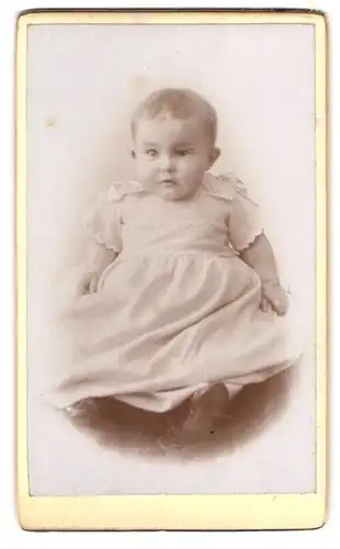 Fotografie unbekannter Fotograf und Ort, Portrait süsses Kleinkind im Kleid
