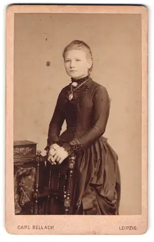 Fotografie Carl Bellach, Leipzig, Gellert-Strasse 12, Portrait hübsch gekleidete Dame mit Amulett