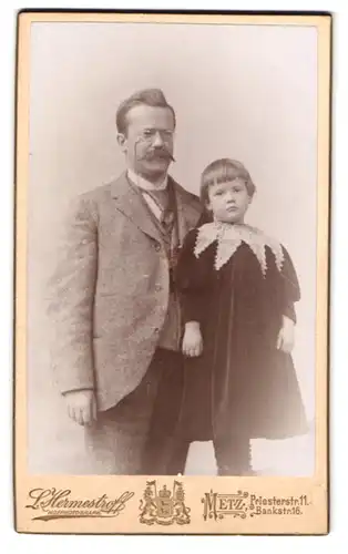 Fotografie L. Hermestroff, Metz, Priesterstrasse 11, Portrait bürgerlicher Herr mit einem Mädchen