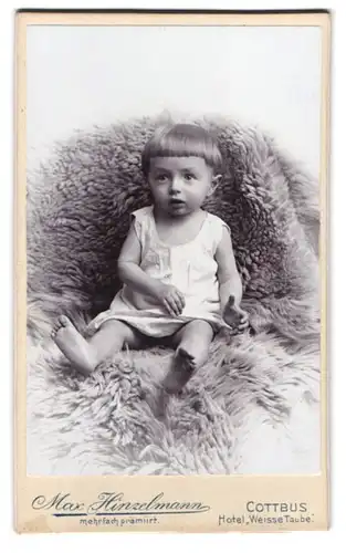 Fotografie Max Hinzelmann, Cottbus, Portrait kleines Kind im weissen Hemd