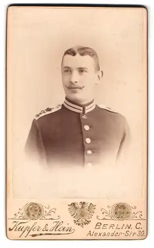 Fotografie Kupfer & Hein, Berlin-C, Alexander Strasse 30, Portrait Soldat in Uniform mit Oberlippenbart