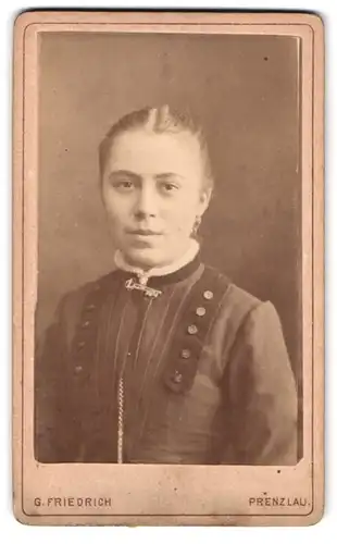 Fotografie G. Friedrich, Prenzlau, Baustrasse 326, Portrait junge Dame mit zurückgebundenem Haar