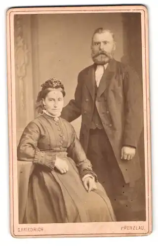 Fotografie G. Friedrich, Prenzlau, Baustrasse 326, Portrait älteres Paar in hübscher Kleidung