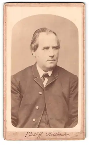 Fotografie Liedloff, Nordhausen, Hagen 14, Portrait stattlicher Herr in modischer Kleidung