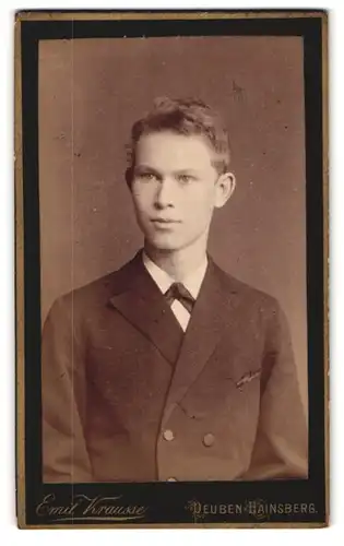 Fotografie Emil Krausse, Deuben-Hainsberg, Dresdenerstrasse 88, Portrait junger Herr im Anzug mit Fliege