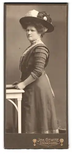 Fotografie Joh. Gewitz, Eisenach, Querstrasse 3, Portrait junge Dame in zeitgenössischer Kleidung