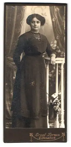 Fotografie Ernst Lorenz, Eibenstock, Portrait junge Dame im modischen Kleid