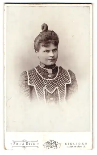 Fotografie Fritz Ette, Eisleben, Bahnhof-Strasse 18, Portrait junge Dame in modischer Kleidung