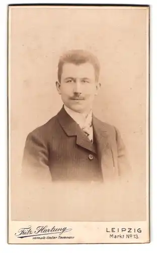 Fotografie Fritz Hartung, Leipzig, Markt 13, Portrait junger Herr im Anzug mit Krawatte